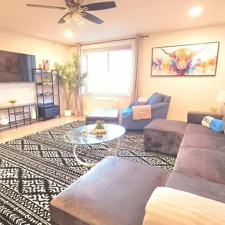 Spacious Downtown Condo Sleeps 4